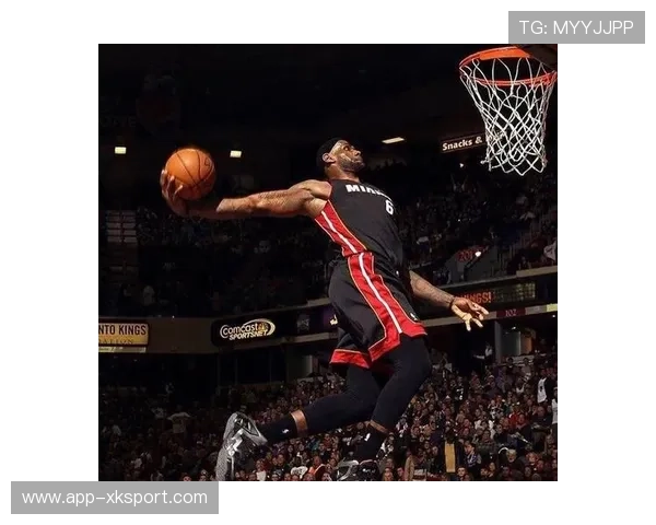 詹姆斯赛前热身秀暴扣,球迷高呼历史最佳 詹姆斯赛前热身秀暴扣,球迷高呼历史最佳