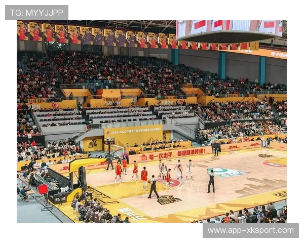 胡金秋眼含热泪见证广厦队升起队史首面总冠军旗帜 胡金秋眼含热泪见证广厦队升起队史首面总冠军旗帜